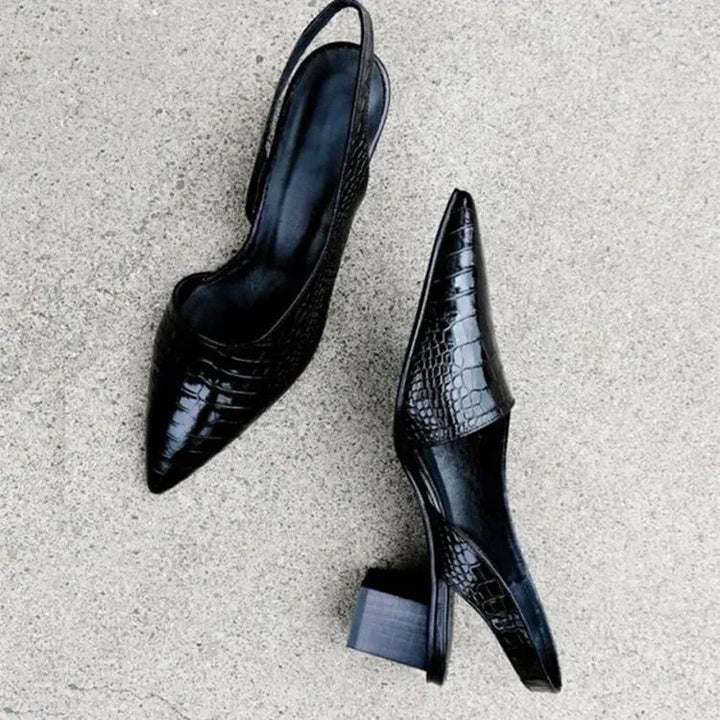 Schwarze Damen Slingback Pumps, spitze Zehen, mittlerer Blockabsatz, Krokodil-Optik.