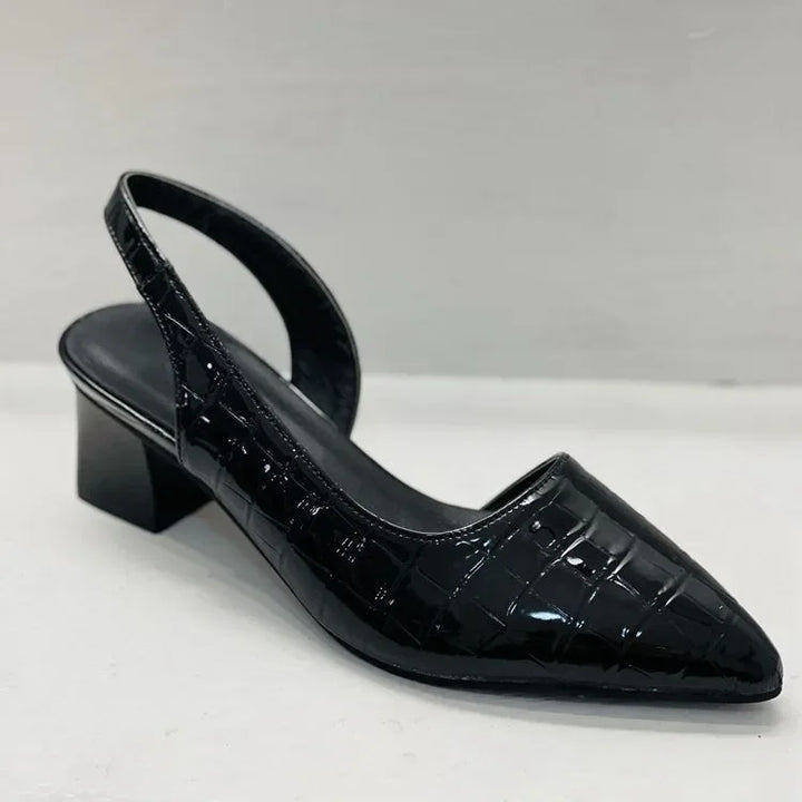 Schwarze Damen Slingback Pumps, spitze Zehen, mittlerer Blockabsatz, Lackleder, elegant.