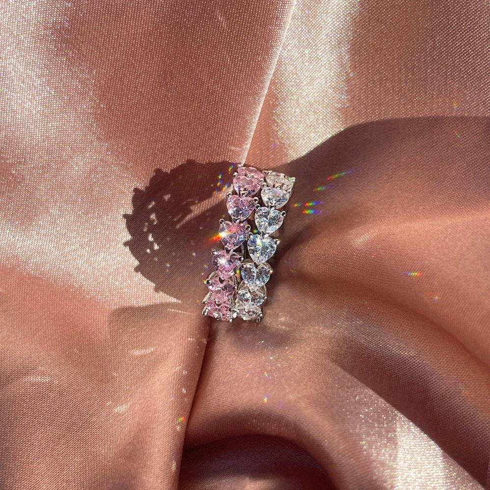 Silberring mit rosa Saphir, Herzform, auf rosa Satin, eleganter Schmuck, Hochzeitsring.