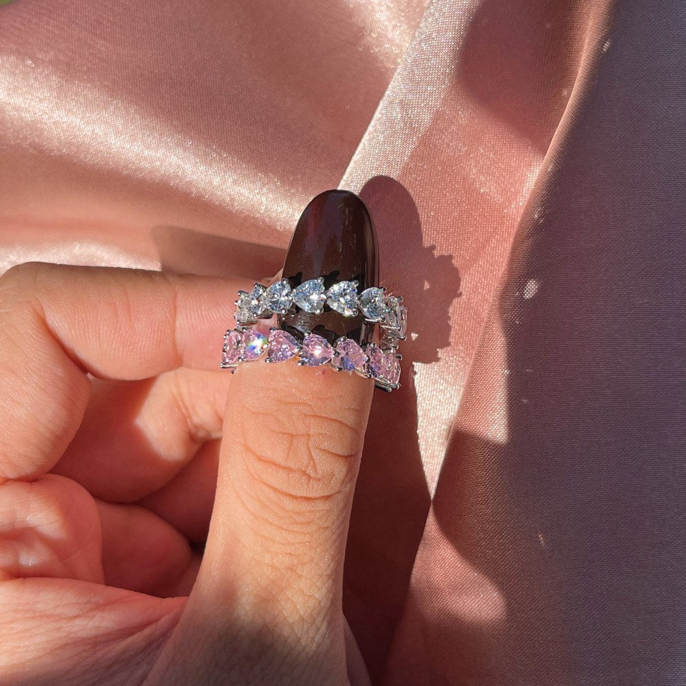 Silberring mit rosa Saphir, Ehering, funkelnde Edelsteine, eleganter Schmuck, Damenaccessoire.