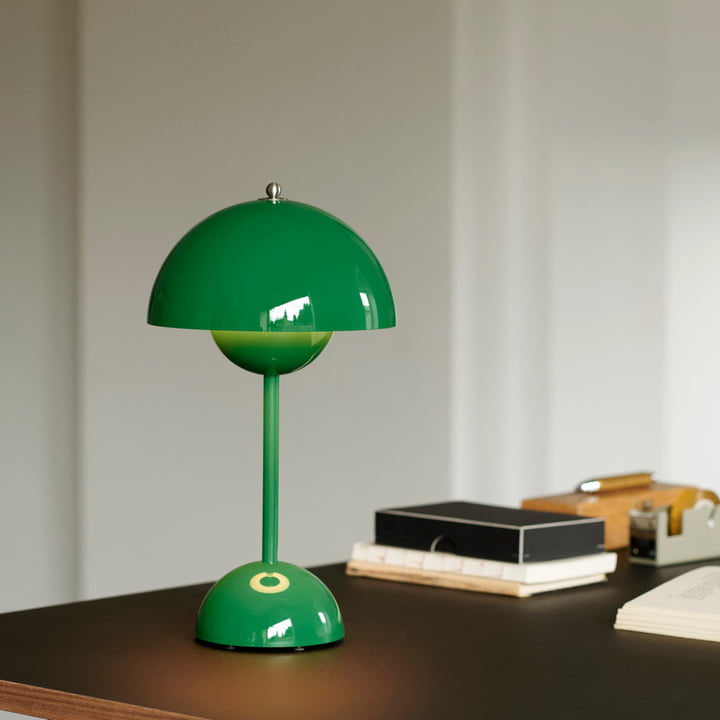 Grüne Tischlampe aus Metall auf Schreibtisch, modernes Design, Inneneinrichtung, Beleuchtung.