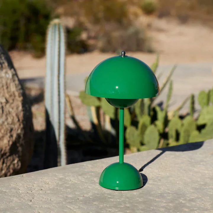 Grüne Tischlampe im Freien, modernes Design, Metall, Wüstenhintergrund, stilvolle Beleuchtung.