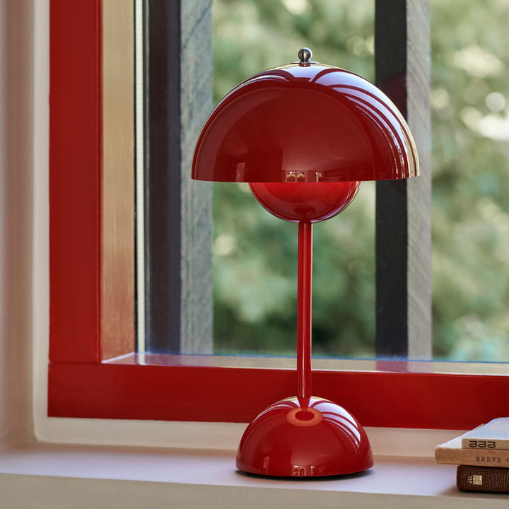 Rote Tischlampe aus Metall auf Fensterbank, modernes Design, Innenbeleuchtung, Dekoration.