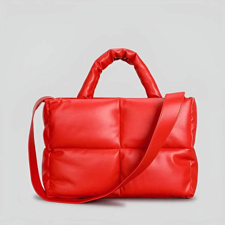 Rote gesteppte Handtasche aus Leder mit Schulterriemen, modisches Accessoire für Damen.