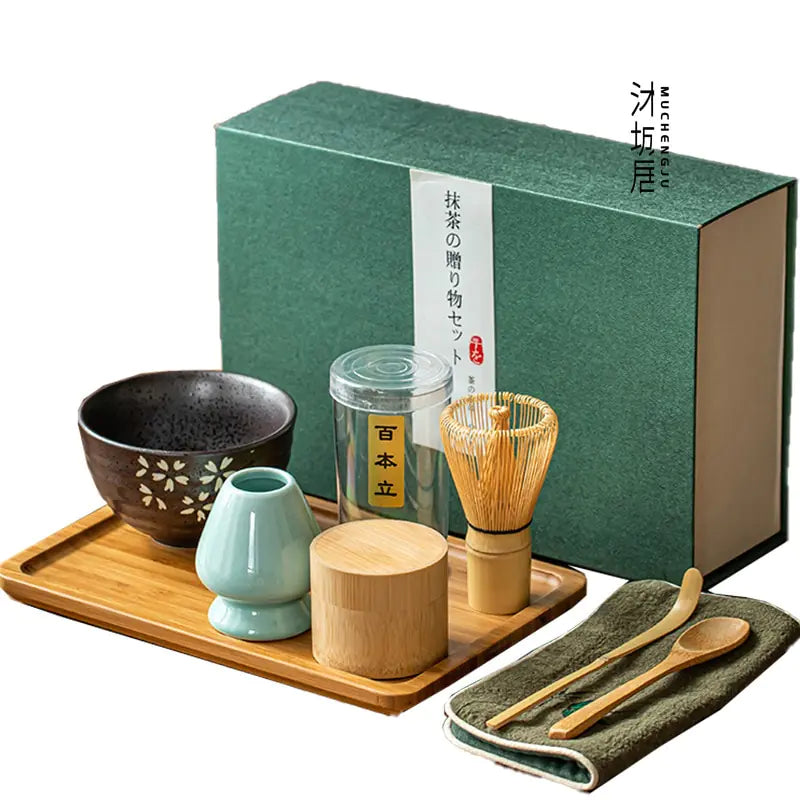 Japanisches Matcha-Set mit Schale, Bambusbesen, Löffel, grüne Box, Teezubehör.