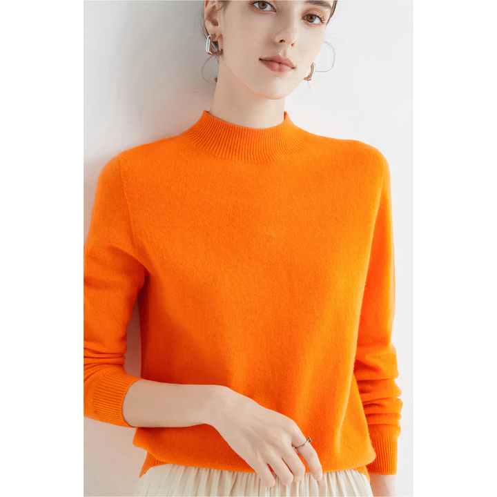 Frau in orangefarbenem Pullover, Rollkragen, Strick, modisch, Herbstmode, Damenbekleidung.