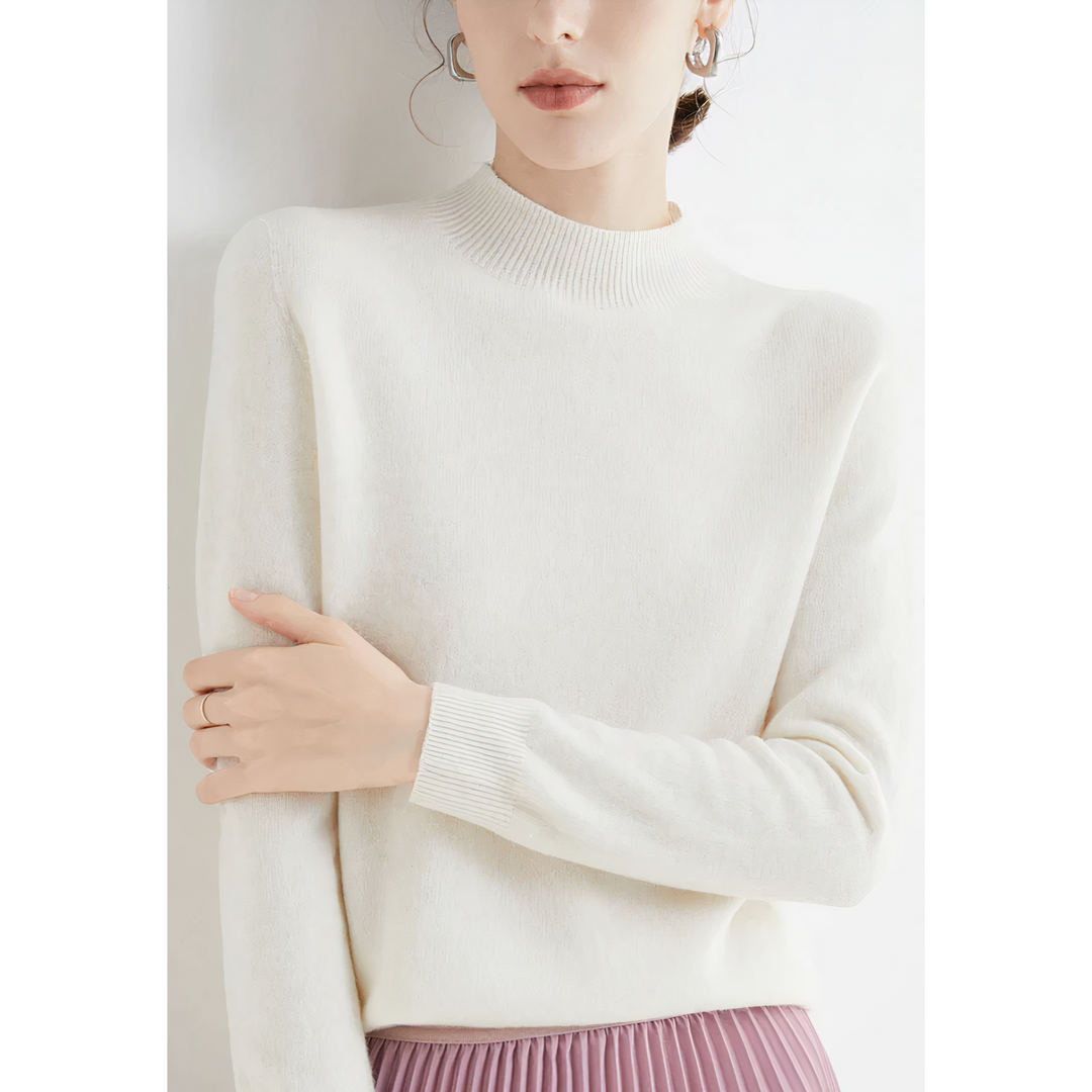 Frau in weißem Strickpullover, elegantes Design, Damenmode, Herbst-Winter-Kollektion.