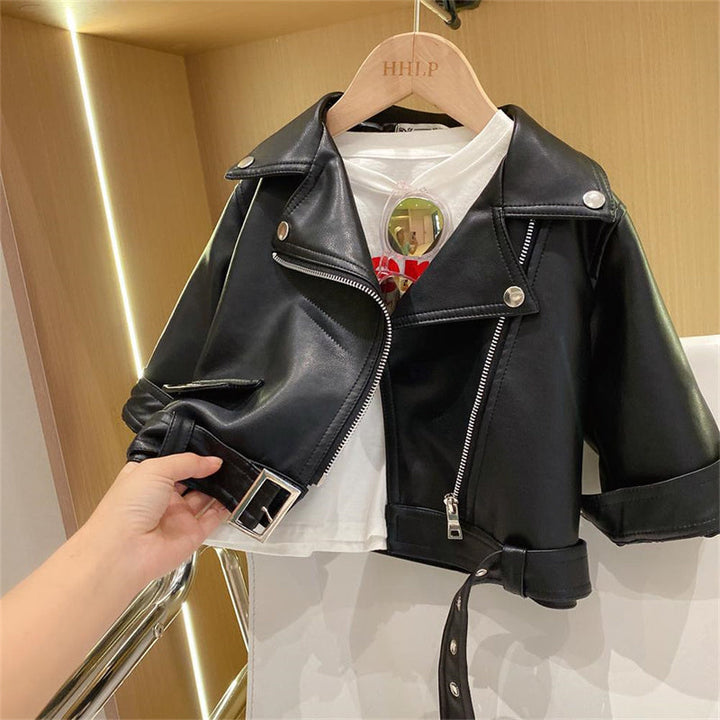 Schwarze Lederjacke für Kinder, Biker-Stil, mit Reißverschlüssen und Gürtel, modisch.