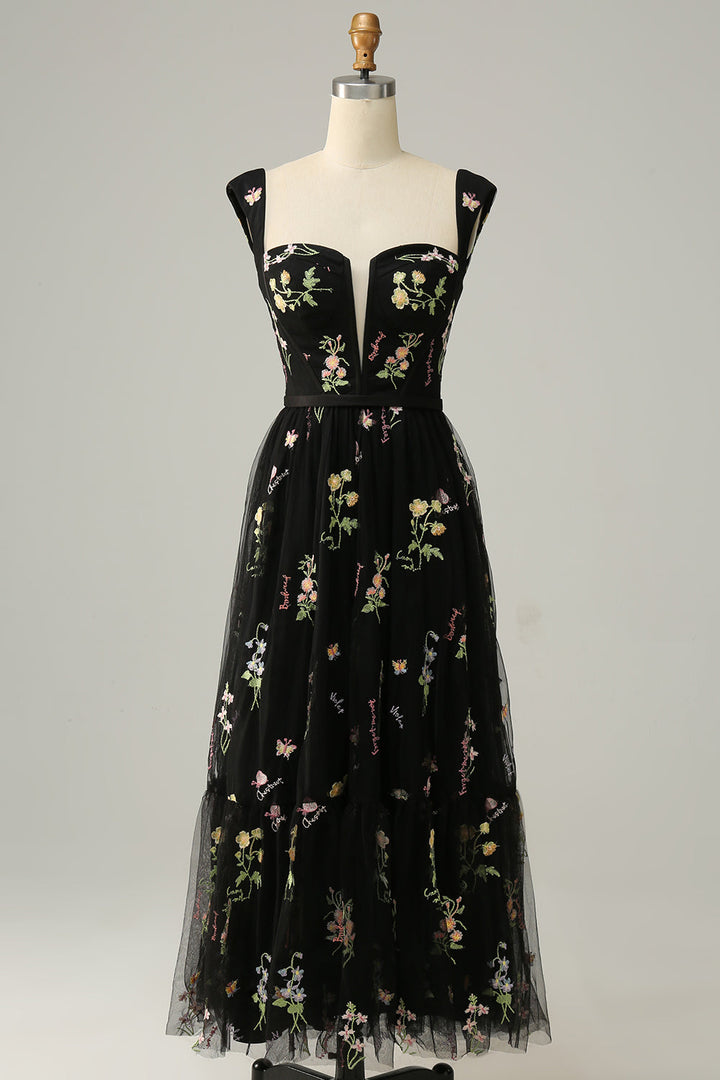 Schwarzes Abendkleid mit Blumenstickerei, ärmellos, elegantes Design, Tüllstoff.