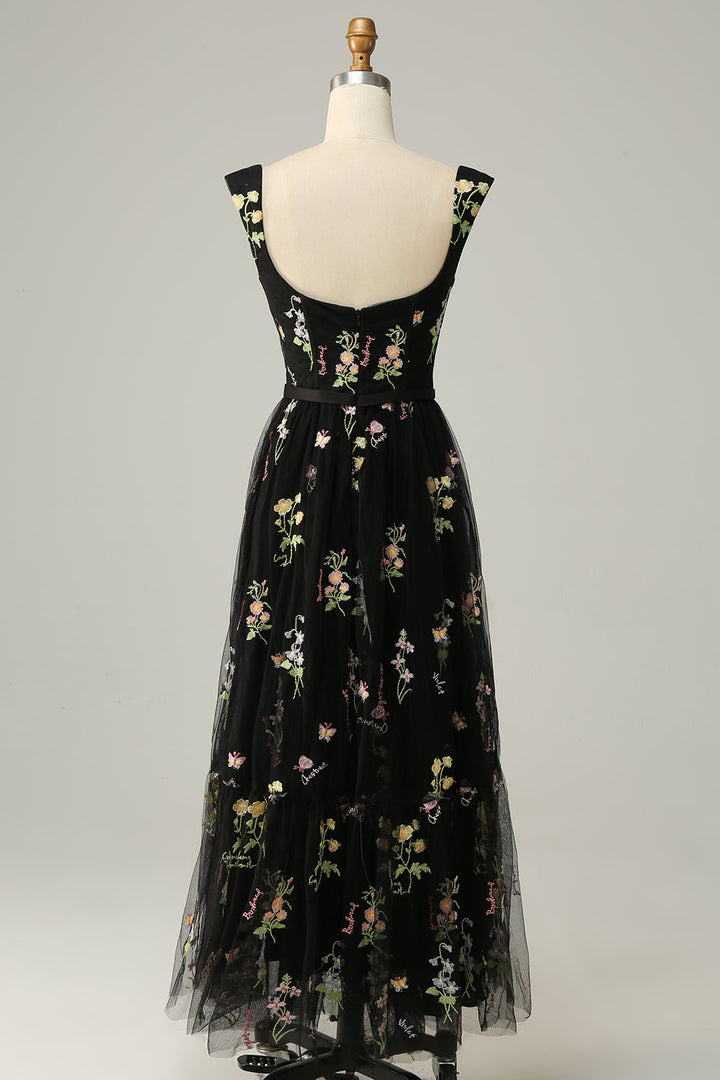 Schwarzes Abendkleid mit Blumenstickerei, ärmellos, elegantes Design, bodenlang.