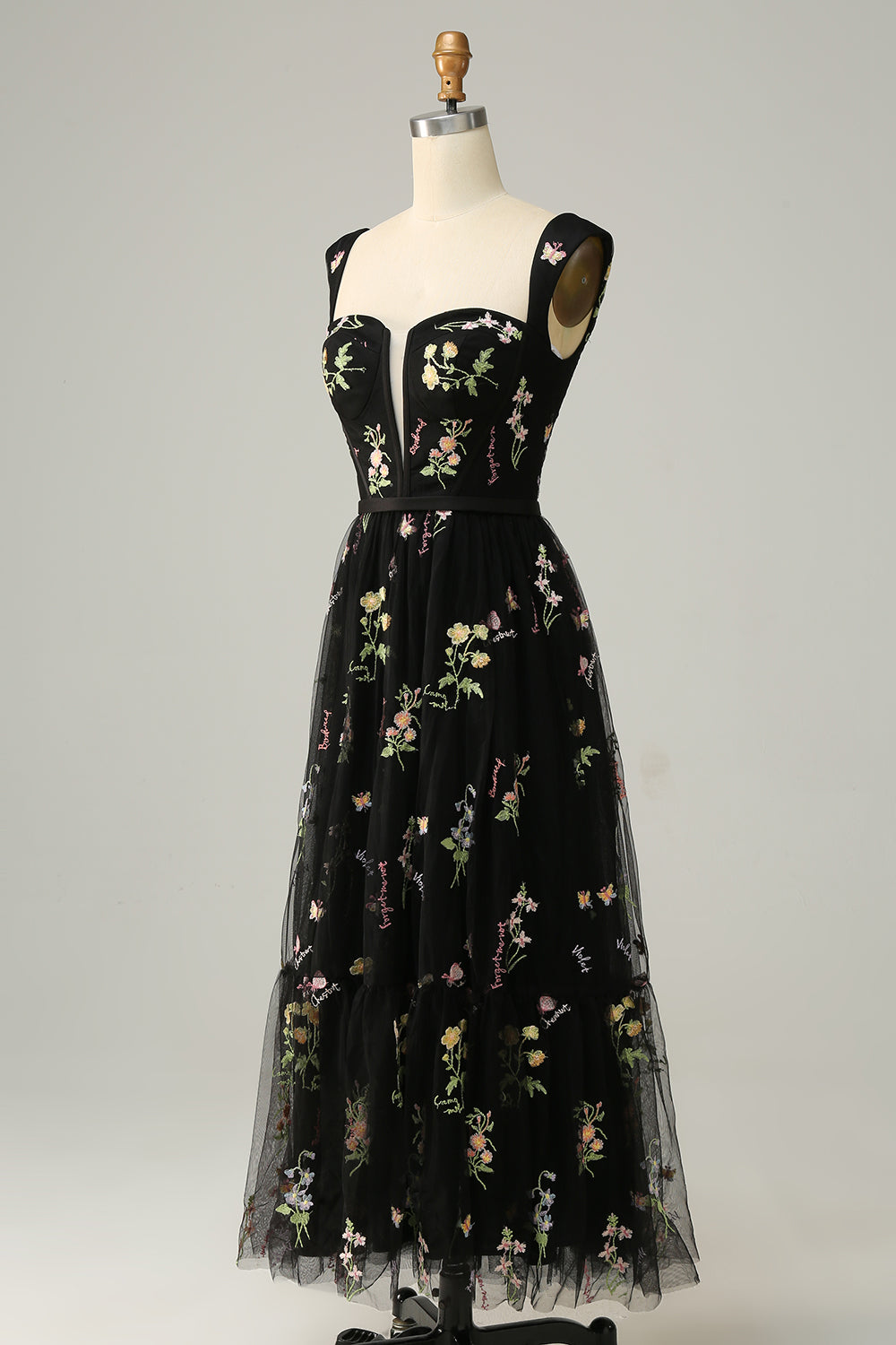 Schwarzes Abendkleid mit Blumenstickerei, ärmellos, bodenlang, elegantes Design.