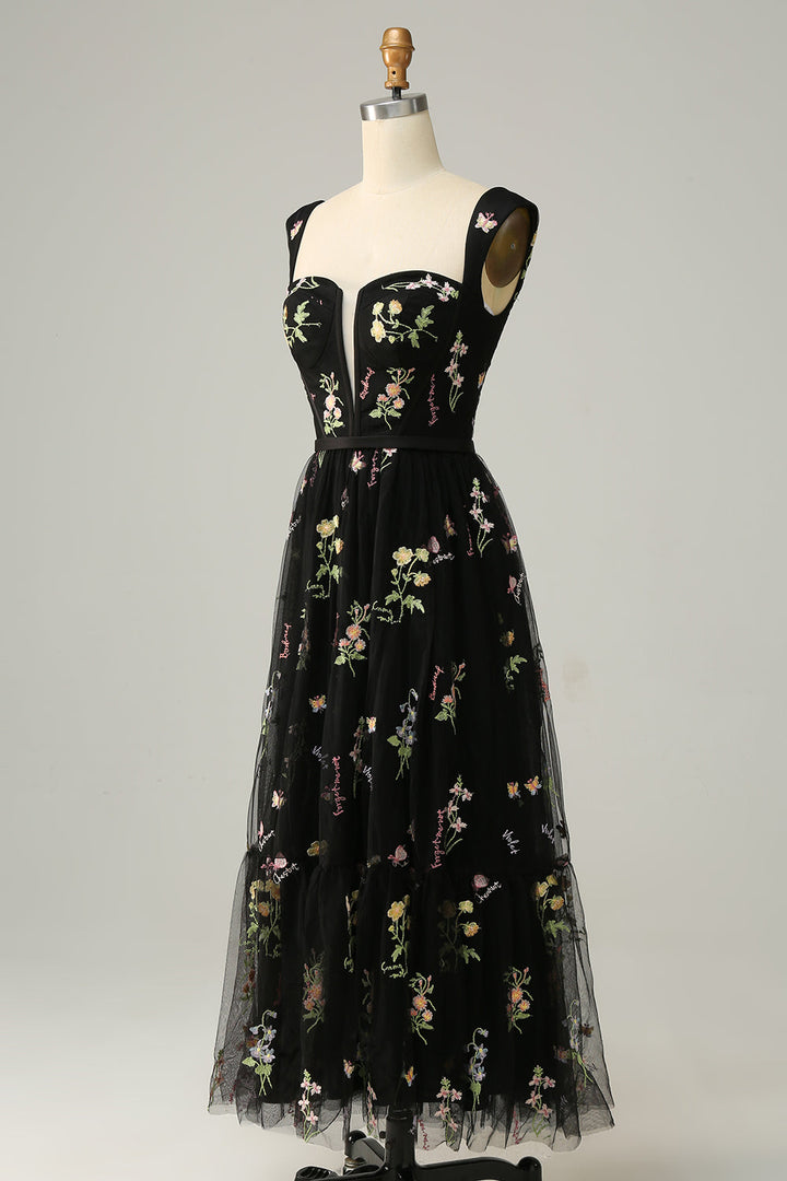 Schwarzes Abendkleid mit Blumenstickerei, ärmellos, bodenlang, elegantes Design.
