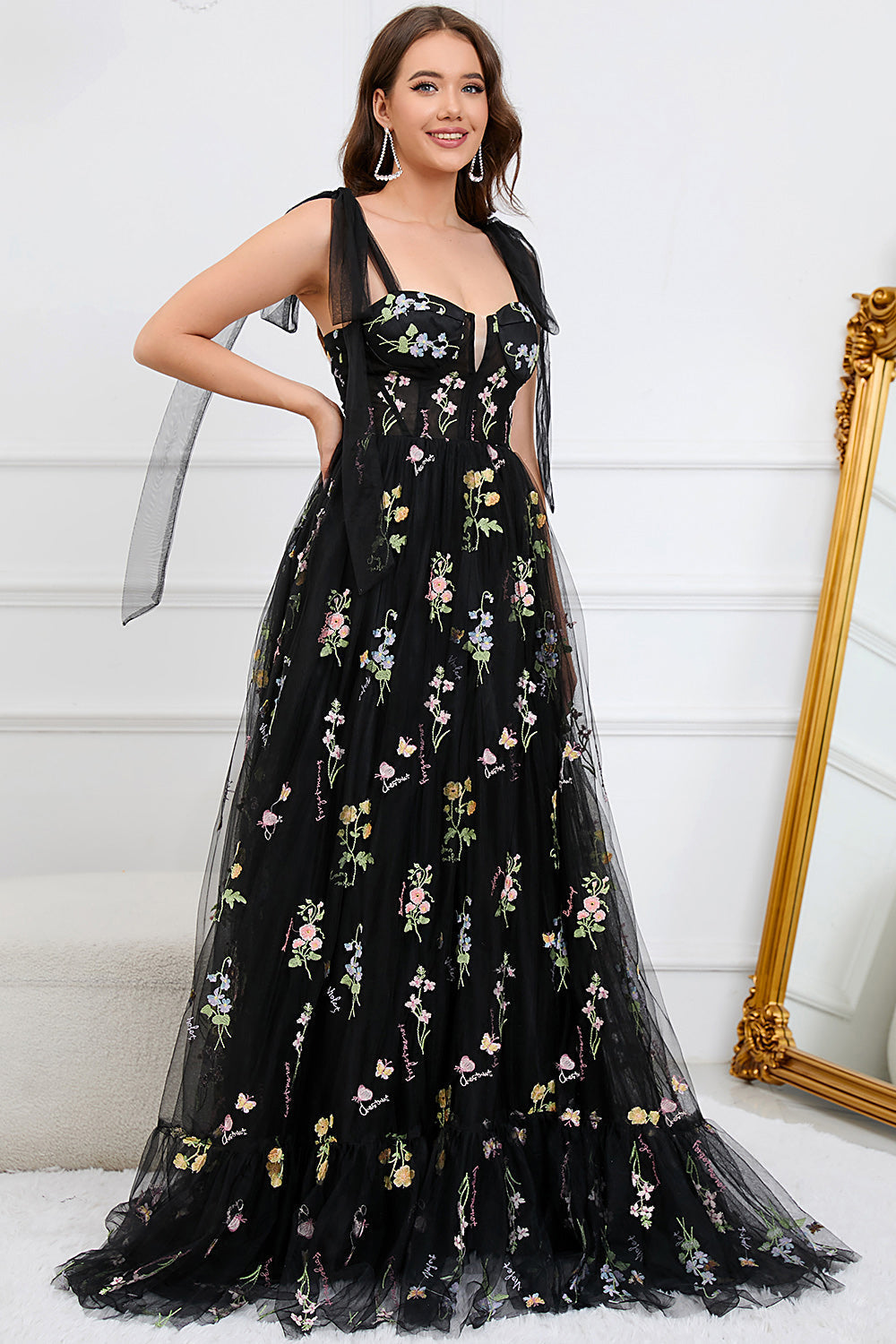 Frau in schwarzem Abendkleid mit Blumenstickerei, elegantes Design, festliche Mode.