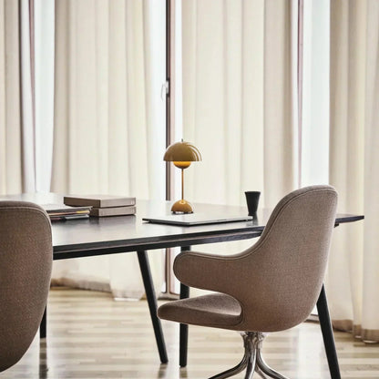 Gelbe Tischlampe auf modernem Schreibtisch mit beigem Stuhl, minimalistisches Bürodesign.