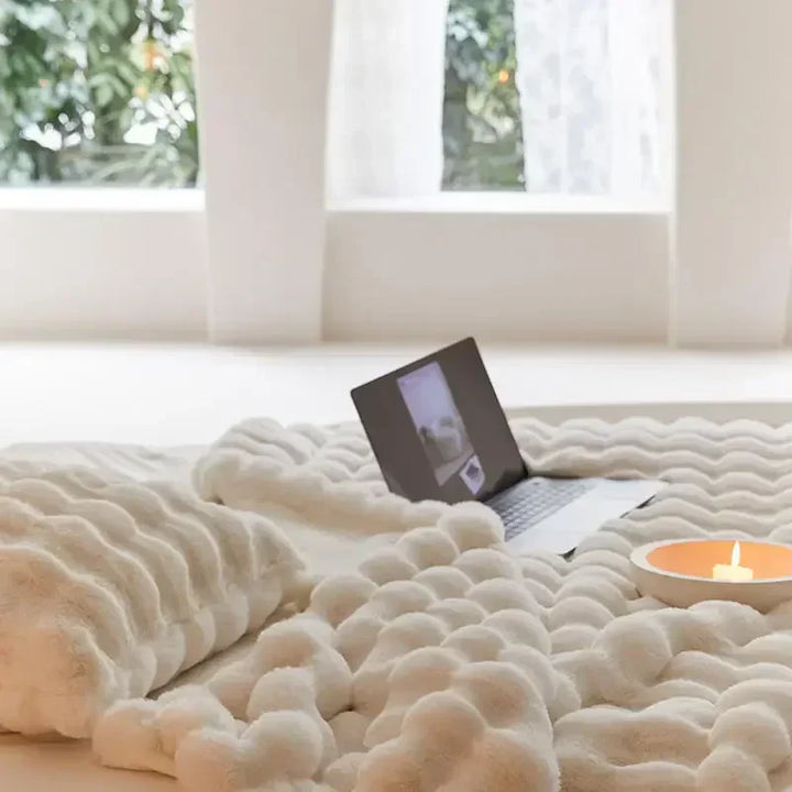 Weiche Toscana Kaninchenfell-Decke mit doppelseitigem Bubble-Fleece, ideal für Sofa oder Büro.