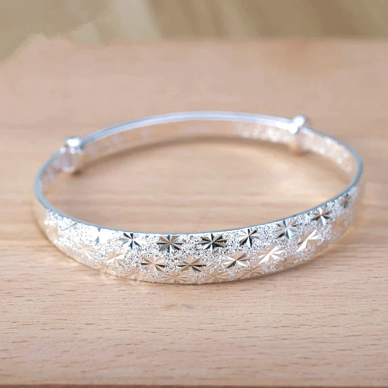 Silberne Damenarmband mit Sternenmuster, modisch, elegant, Schmuck, Accessoire, Geschenk.