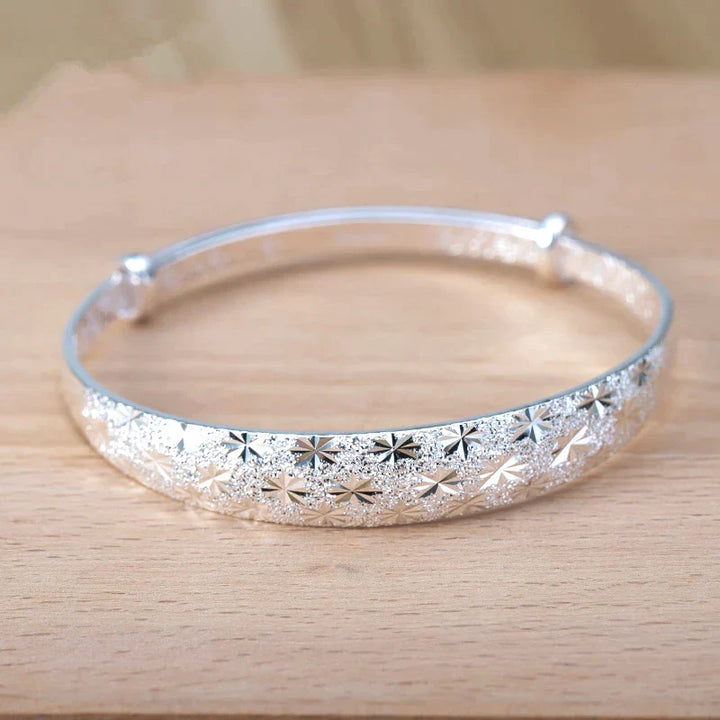 Silberne Damenarmband mit Sternenmuster, modisch, elegant, Schmuck, Accessoire, Geschenk.