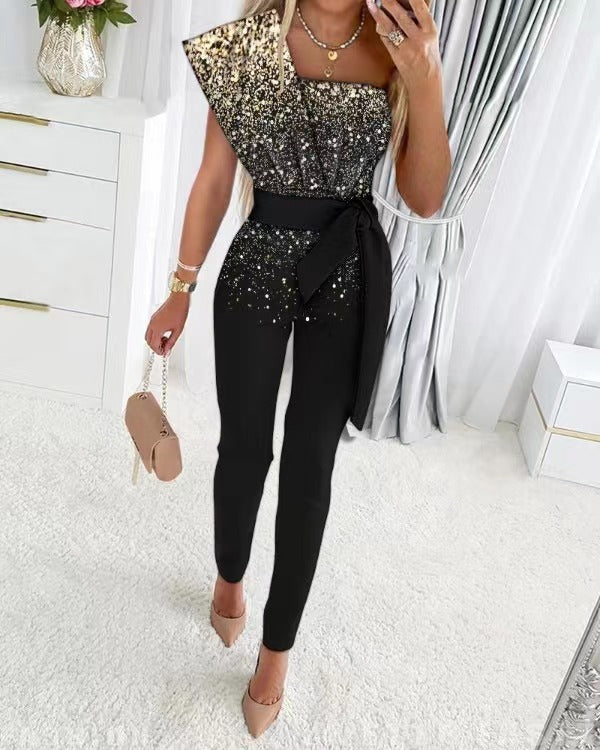 Funkelnder schwarzer Jumpsuit mit Pailletten, asymmetrischem Ausschnitt und Gürtel für Damen.