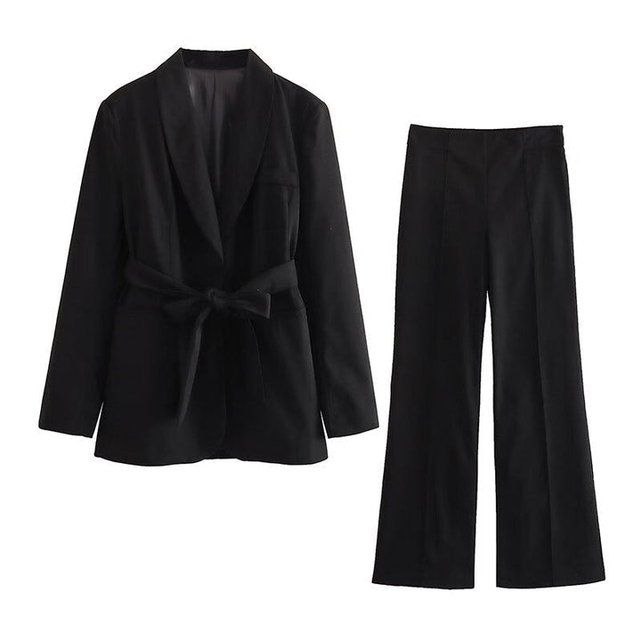 Zweiteiliges Damenanzug-Set, schwarz, Blazer mit Gürtel, Hose, elegantes Business-Outfit.