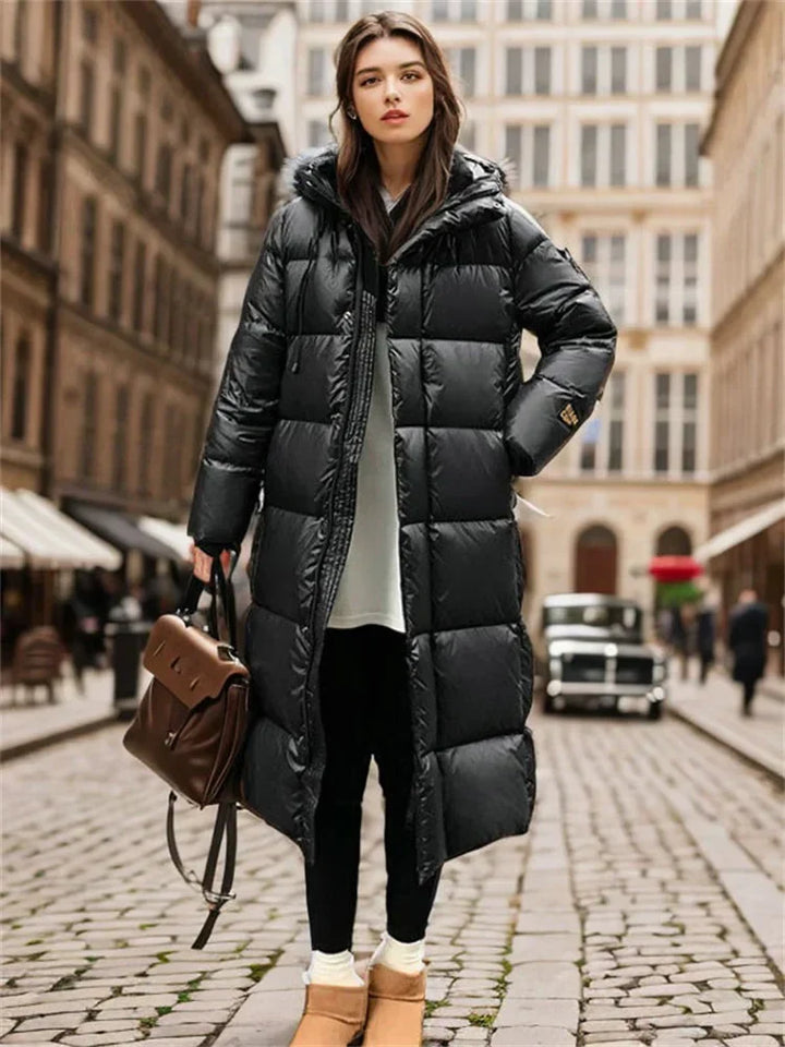 Frau in schwarzem langen Daunenmantel, Wintermode 2023, elegante Straße, hochwertige Kleidung.