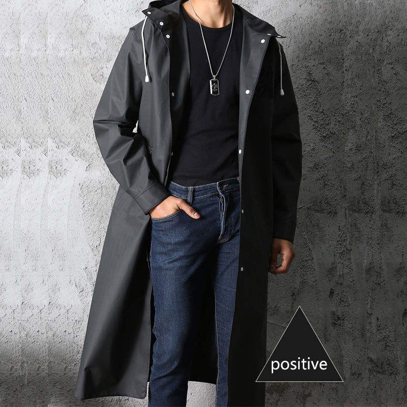 Schwarzer wasserdichter langer Regenmantel mit Kapuze für Damen und Herren, ideal für Outdoor-Aktivitäten.