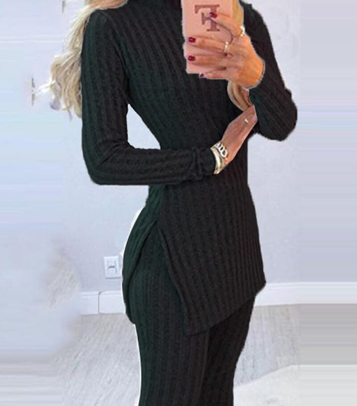 Frau in schwarzem Strickset, langärmeliges Oberteil, Hose, modisch, bequem, elegant.