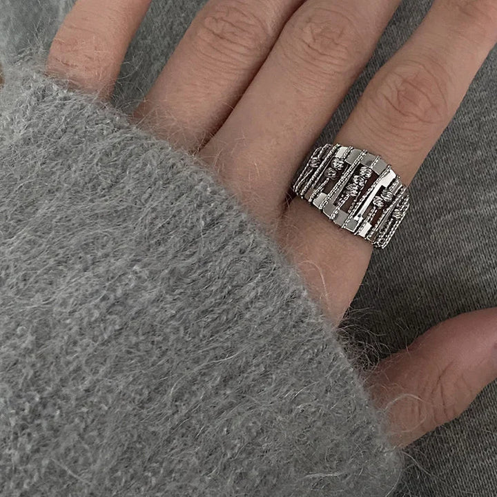 Silberner Ring an Hand, gestreiftes Design, Unisex-Schmuck, modisch, elegantes Accessoire.