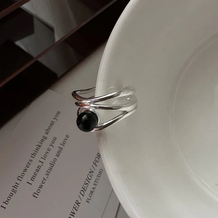 Silberner Ring mit schwarzem Stein, minimalistisches Design, Schmuck für Damen, modern.