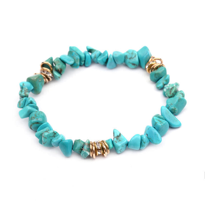 Armband aus türkisfarbenen Edelsteinen mit goldenen Akzenten, Schmuck, modisch, elegant.