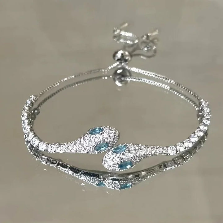 Silbernes Armband mit blauen Edelsteinen, verstellbar, elegantes Schmuckdesign, Damenaccessoire.