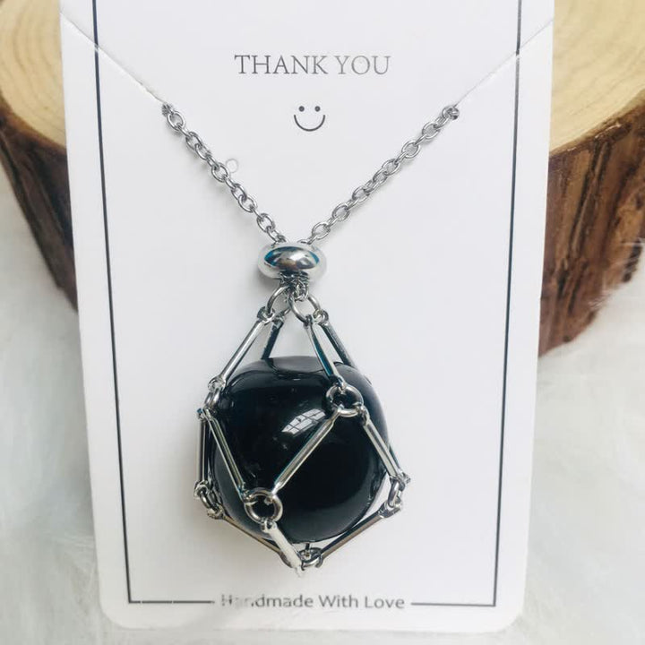 Handgefertigte Halskette mit schwarzem Stein, silberne Kette, Schmuck, Geschenkidee, elegant.