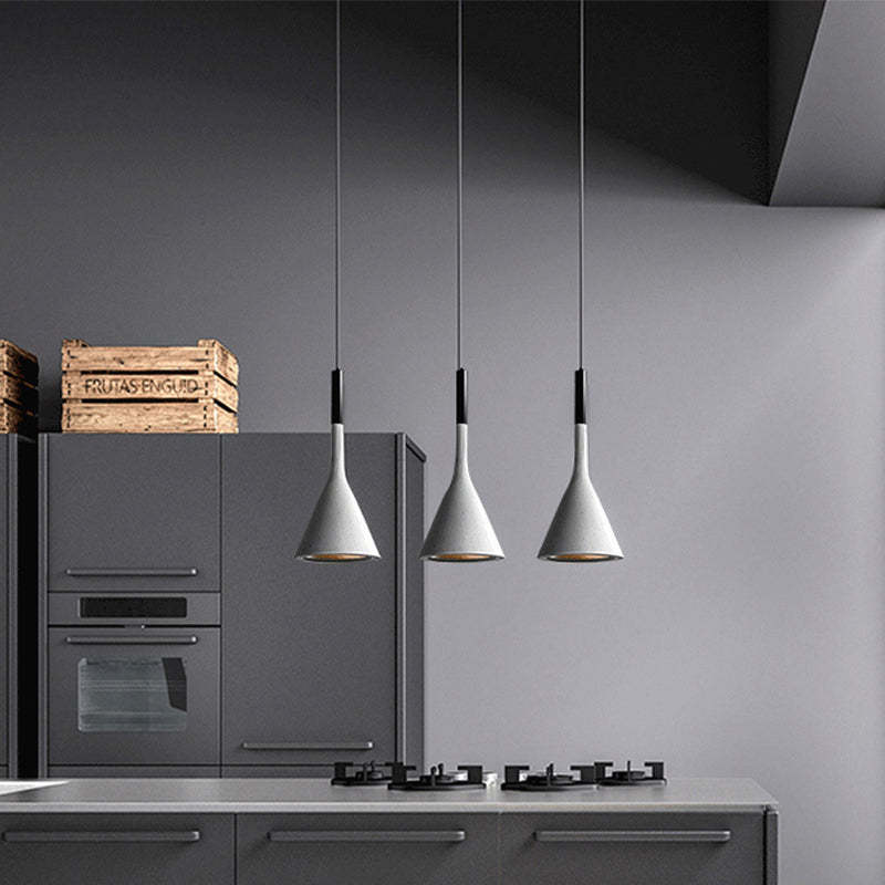 Drei graue Pendelleuchten über moderner grauer Küche, minimalistisches Design, Innenbeleuchtung.