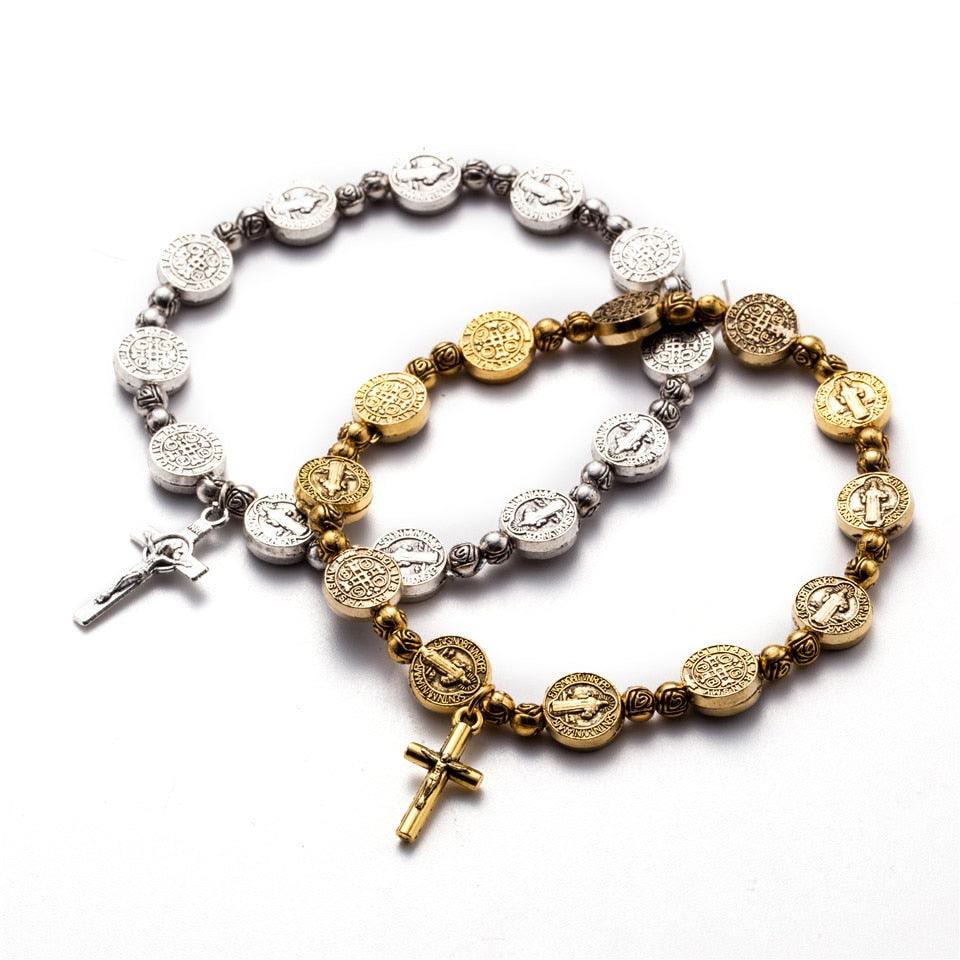 Zwei Armbänder mit Benediktusmedaillen, eines in Silber, das andere in Gold, mit Kreuzanhänger.
