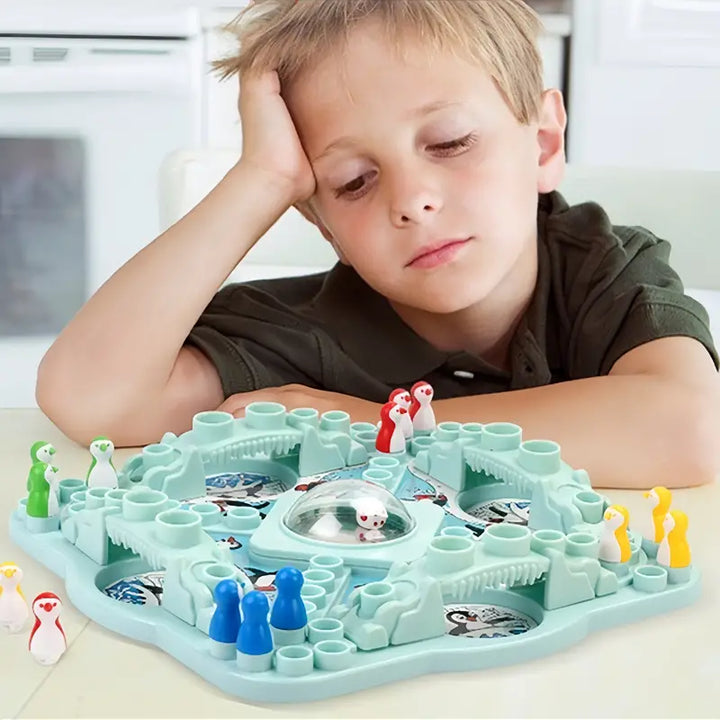 Junge spielt mit Pinguin-Brettspiel, blau-weiß, Lernspielzeug, Kinderunterhaltung.