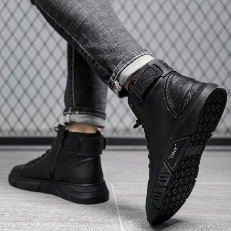 Schwarze Herren-Sneaker aus Leder, hohe Knöchel, lässiger Stil, Gitterhintergrund.