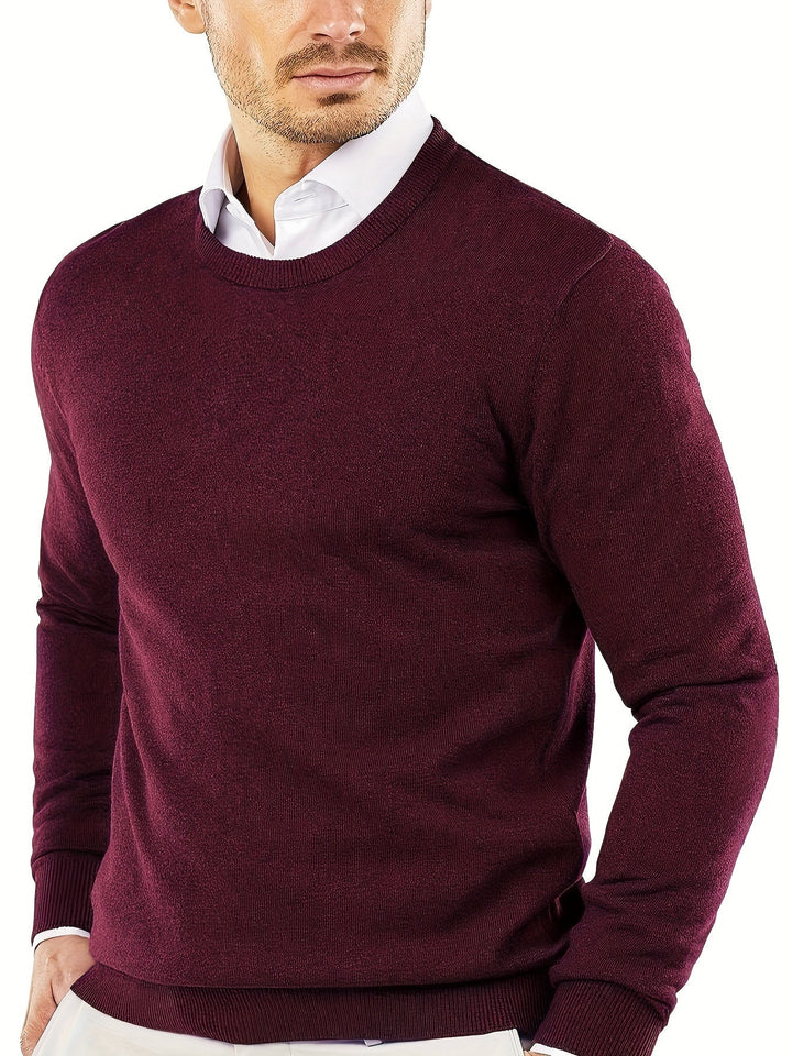 Mann in bordeauxrotem Pullover, Baumwolle, eleganter Herrenmode, Herbstmode, weißes Hemd.