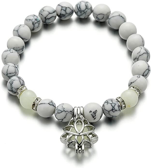 Weißes Howlith-Armband mit silbernem Anhänger, Edelstein-Perlen, Schmuck für Damen und Herren.