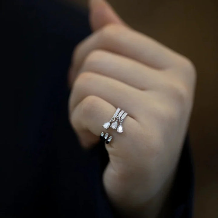Silberner Ring mit Diamanten, elegantes Design, Damenmode-Schmuck, Hand, Nahaufnahme.
