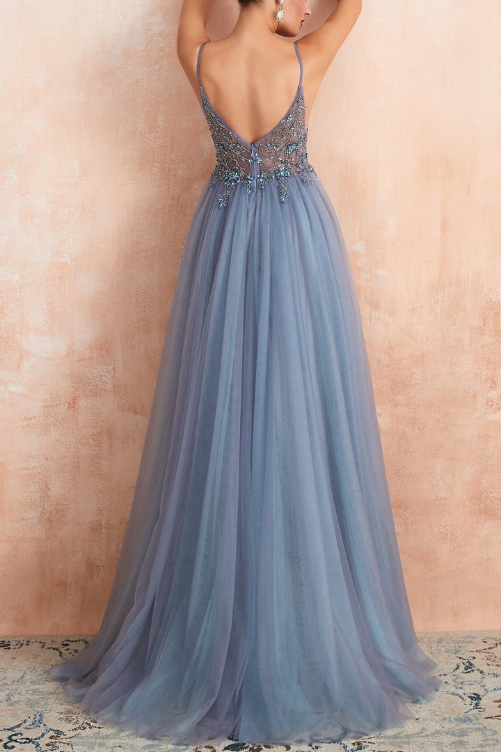 Frau in blauem Abendkleid mit Spitze und Tüll, elegantes Design, Rückansicht.