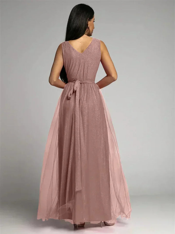 Frau in rosa Abendkleid aus Tüll, ärmellos, mit V-Ausschnitt und Schleife, elegantes Design.