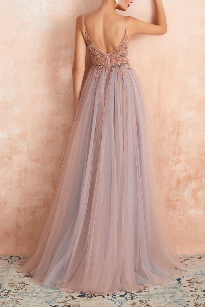 Rückenfreies Abendkleid, rosa Tüll, Spaghettiträger, bodenlang, elegantes Design.