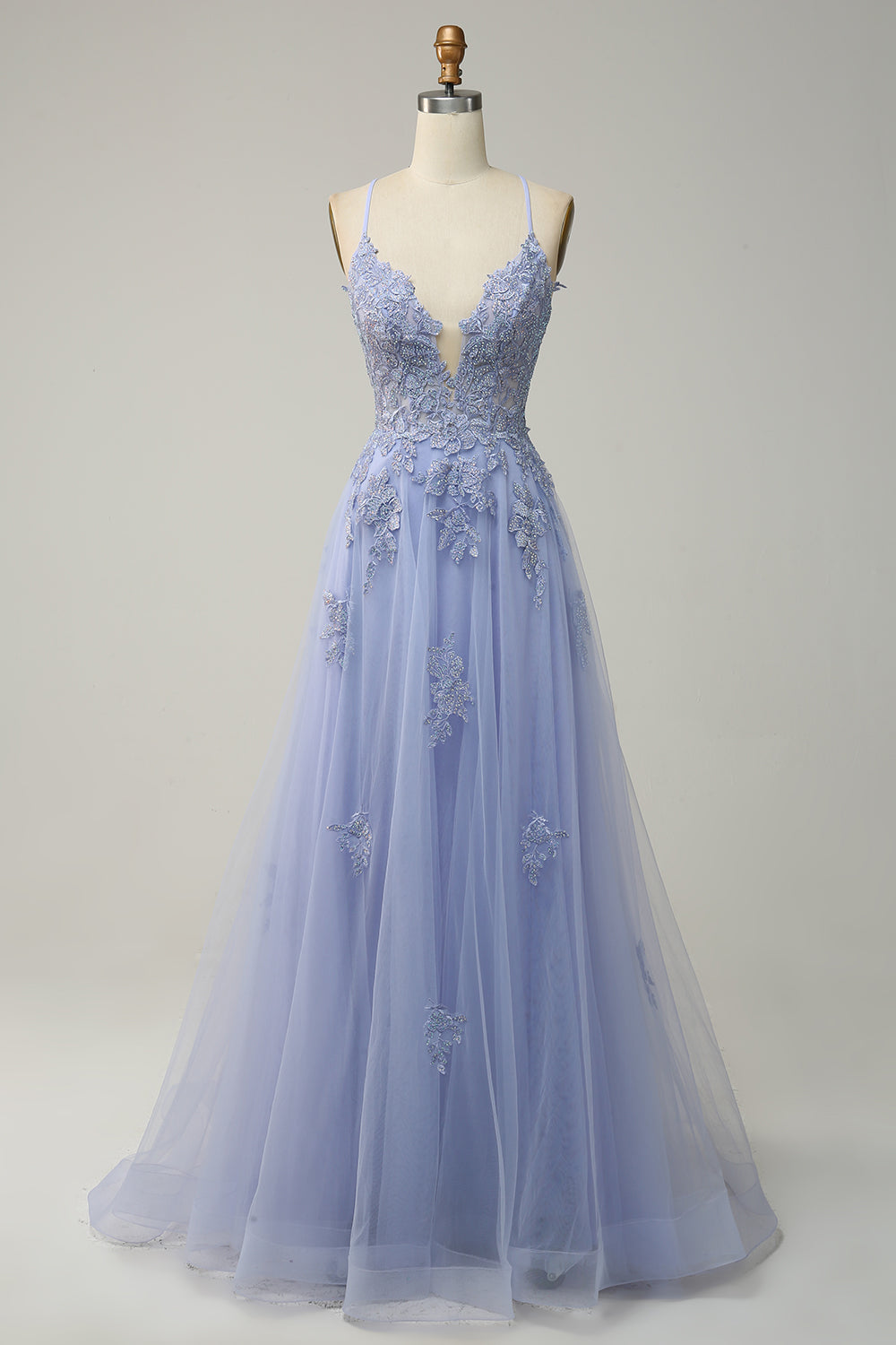 Fliederfarbenes Abendkleid aus Tüll mit Spitzenapplikationen, V-Ausschnitt, Spaghettiträger.