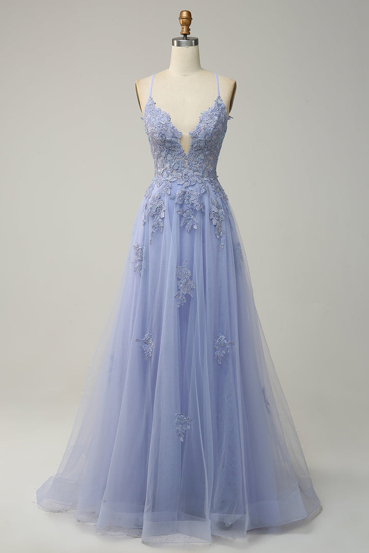 Fliederfarbenes Abendkleid aus Tüll mit Spitzenapplikationen, V-Ausschnitt, Spaghettiträger.