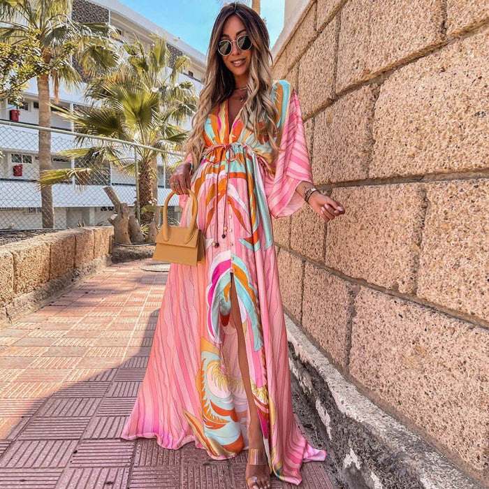 Frau in rosa abstraktem Print-Maxikleid mit Gürtel, V-Ausschnitt, Sommermode, draußen.