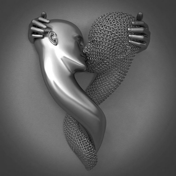 Abstrakte Skulptur zweier verschlungener Köpfe, Metalloptik, moderne Kunst, grauer Hintergrund.