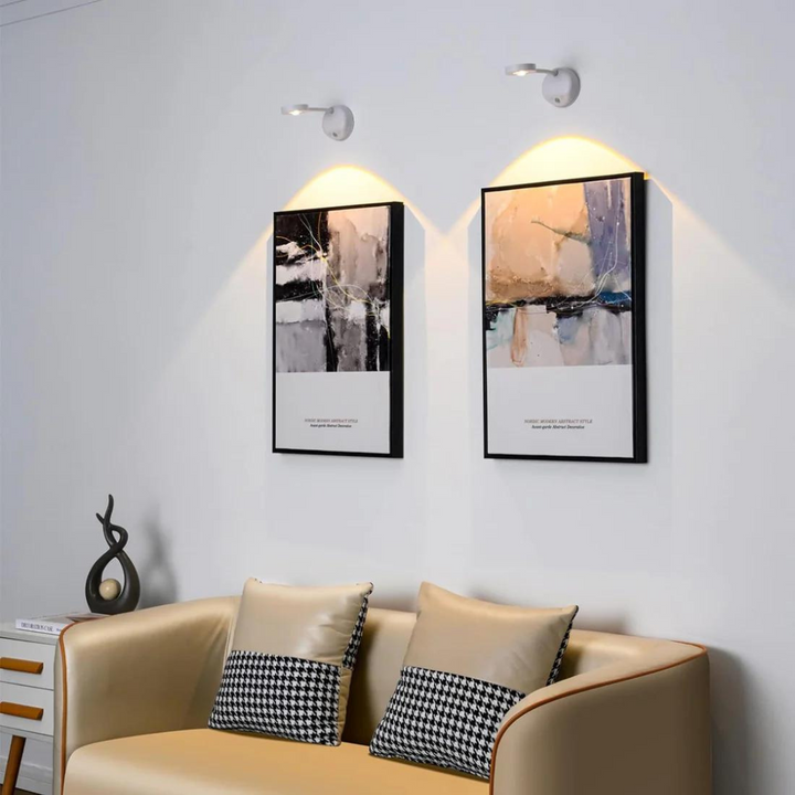 Zwei abstrakte Gemälde an der Wand über einem beigen Sofa mit Kissen, moderne Wohnzimmerdekoration.