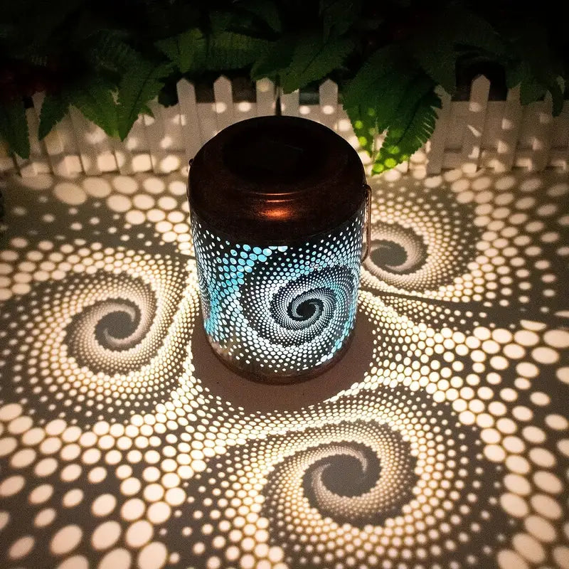 Solarbetriebene Laterne mit spiralförmigem Lichtmuster, dekorative Gartenbeleuchtung, Metall, schwarz.