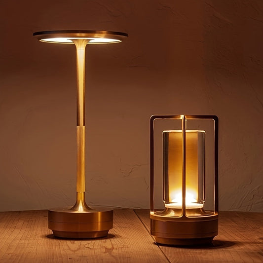 Moderne LED-Tischlampen aus Metall in Gold auf Holzoberfläche, stilvolle Beleuchtung.
