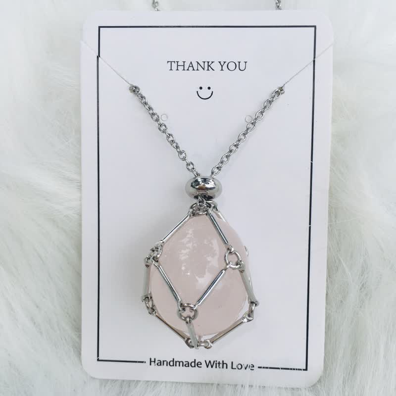 Silberkette mit rosa Kristallanhänger, handgefertigt, eleganter Schmuck, Geschenkidee.
