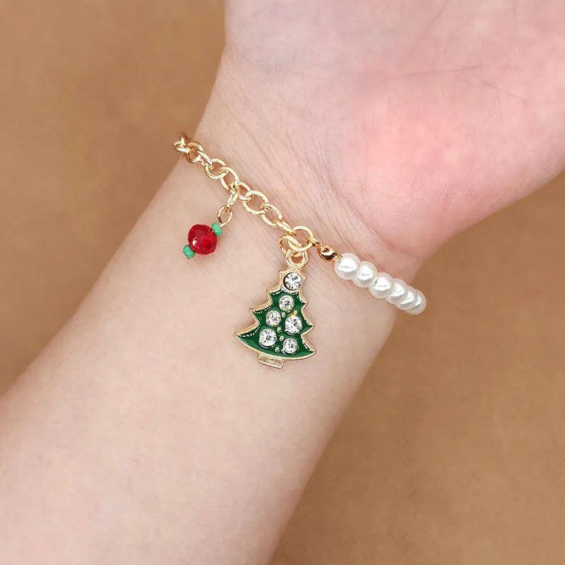 Goldenes Armband mit Weihnachtsbaum- und Perlenanhänger, festlicher Schmuck, Damenaccessoire.